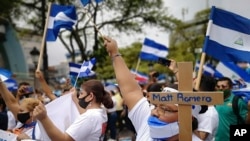 Ciudadanos nicaragüenses protestan contra el presidente Daniel Ortega en San José, Costa Rica, el domingo 7 de noviembre de 2021. (Foto AP/Javier Córdoba)