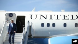 Le secrétaire d'Etat John Kerry au sortir de son avion, à l’aéroport de Djibouti, le 6 mai 2015. (AP Photo/Andrew Harnik, Pool)