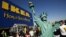 Una mujer disfrazada de la Estatua de la Libertad frente a una tienda de Ikea en Nueva York. Ikea podría haber utilizado mano de obra de prisioneros políticos cubanos en la fabricación de sus muebles, en los años 80.
