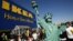 Una mujer disfrazada de Estatua de la Libertad frente a una tienda de Ikea en Nueva York. Ikea podría haber utilizado mano de obra de prisioneros políticos cubanos en la fabricación de sus muebles, en los años 80.