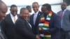 Filipe Nyusi, Presidente de Moçambique, e Emmerson Mnangagwa, Presidente do Zimbabwe e em exercício da SADC, à chegada a Harare, 20 novembro 2024 (Columbus Mavhunga/VOA)