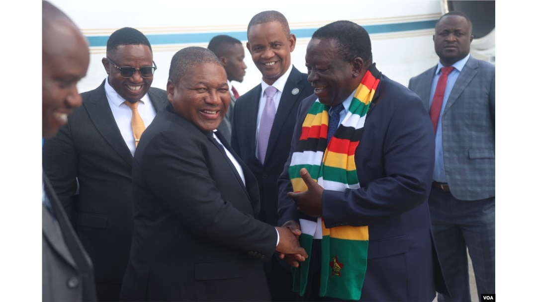 Mozambican President Filipe Nyusi, center left, arrives in Harare, Zimbabwe, Nov. 20, 2024, to attend a summit of SADC at Mount Hampden. (Columbus Mavhunga/VOA)