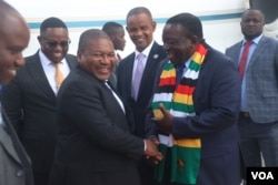 Mozambican President Filipe Nyusi, halfway  left, arrives successful  Harare, Zimbabwe, Nov. 20, 2024, to be  a acme  of SADC astatine  Mount Hampden. (Columbus Mavhunga/VOA)