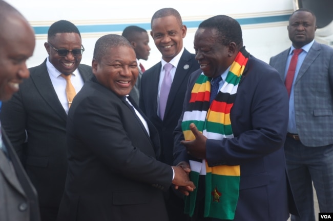 Mozambican President Filipe Nyusi, center left, arrives in Harare, Zimbabwe, Nov. 20, 2024, to attend a summit of SADC at Mount Hampden. (Columbus Mavhunga/VOA)