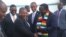Filipe Nyusi, Presidente de Moçambique, e Emmerson Mnangagwa, Presidente do Zimbabwe e em exercício da SADC, à chegada a Harare, 20 novembro 2024 (Columbus Mavhunga/VOA)