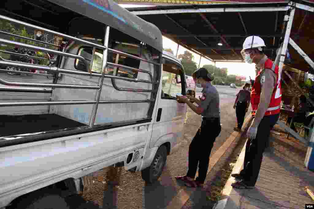 COVID-19 ကူးစက်ပျံ့နှံ့မှု ထိန်းချုပ်နိုင်ရေး စစ်ကိုင်းမြို့မှာ မြို့အဝင်အထွက် တင်းတင်းကျပ်ကျပ် စစ်ဆေးနေတဲ့မြင်ကွင်း။ (စက်တင်ဘာ ၂၇၊ ၂၀၂၀။)