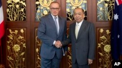 Menteri Luar Negeri Australia Bob Carr, kiri, bersama Menteri Luar Negeri Thailand Surapong Tovichakchaikul dalam pertemuan di Kementrian Luar Negeri di Bangkok (foto, 21/2/2013).