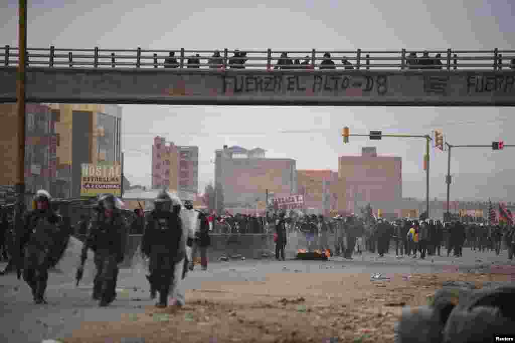 La policía utilizó gases lacrimógenos para detener los choques entre&nbsp;seguidores del presidente de Bolivia, Luis Arce, y el expresidente Evo Morales, el domingo en Bolivia.