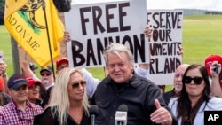 ARCHIVO - Steve Bannon habla afuera de la Institución Correccional Federal de Danbury, el lunes 1 de julio de 2024, en Danbury, Connecticut. La representante Marjorie Taylor Greene, republicana por Georgia, a la izquierda, escucha.