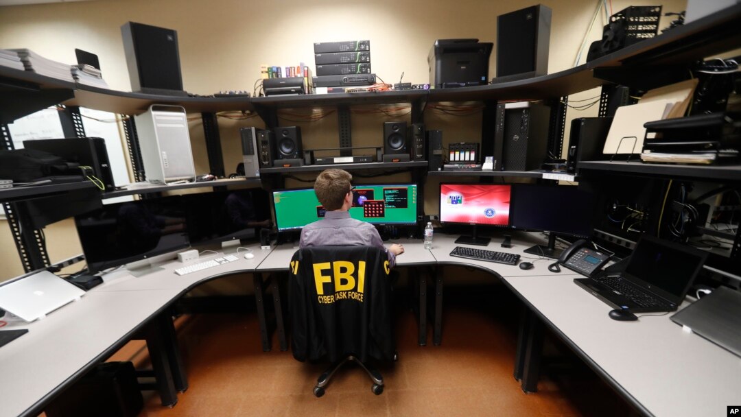 Seorang pegawai Biro Penyelidikan Federal AS (FBI) bekerja di komputer lab forensik di kantor FBI di New Orleans, 31 Juli 20218. 