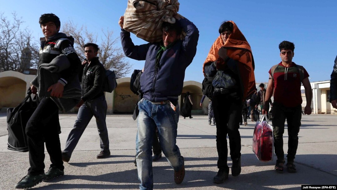 Arhiv - Afganistanske izbjeglice se vraćaju u Afganistan nakon deportacije iz Irana 