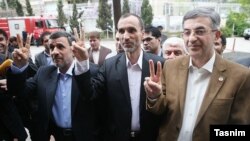 احمدی نژاد و حمید بقایی و رحیم مشایی که خرداد خوشبین به شرکت در انتخابات بودند در انتهای سال منتقد قوه قضاییه شده اند. 
