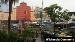 Jalanan di kota Padang, Sumatera Barat (foto: dok). Sungai Lubuk Kilangan dan Sungai Batang Kuranji meluap di Padang Selasa malam (24/7) mengakibatkan ratusan KK yang tinggal dekat lokasi sungai mengungsi.