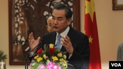 Wang Yi, Minister of Foreign Affairs of the People's Republic of China​ talks to press during an official talk with Prak Sokhonn, Minister of Ministry of Foreign Affairs ​and International Cooperation on Friday 22th, April 2016 in Phnom Penh. ( Leng Len/VOA Khmer)