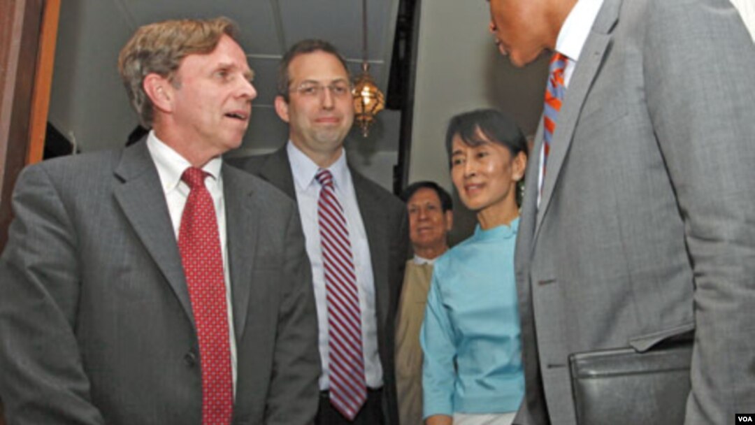 Utusan Khusus AS untuk Burma, Derek Mitchell (kiri), Wamenlu Urusan HAM, Demokrasi dan Hak Buruh, Michael Posner (tengah) dan Aung San Suu Kyi di rumah tokoh Burma tersebut di Rangoon, Jumat (4/11).