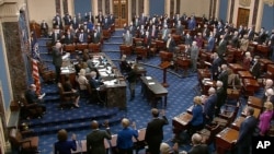 En esta imagen de video, el senador Patrick Leahy, demócrata por Vermont, presidente pro tempore del Senado, que preside el juicio político del expresidente Donald Trump, juramenta a los miembros del Senado para el juicio político. 26 de enero de 2021.