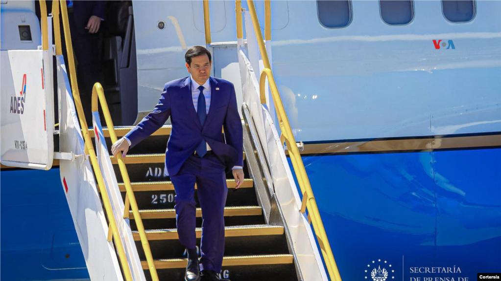 El secretario de Estado de EEUU, Marco Rubio, llega a El Salvador en una gira por la región, el 3 de febrero de 2025. 