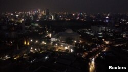 Foto udara suasana gelap di sekitar Masjid Istiqlal saat pemadaman listrik besar-besaran di Jakarta, hari Minggu malam (4/8). (Foto: Antara/Nova Wahyudi)