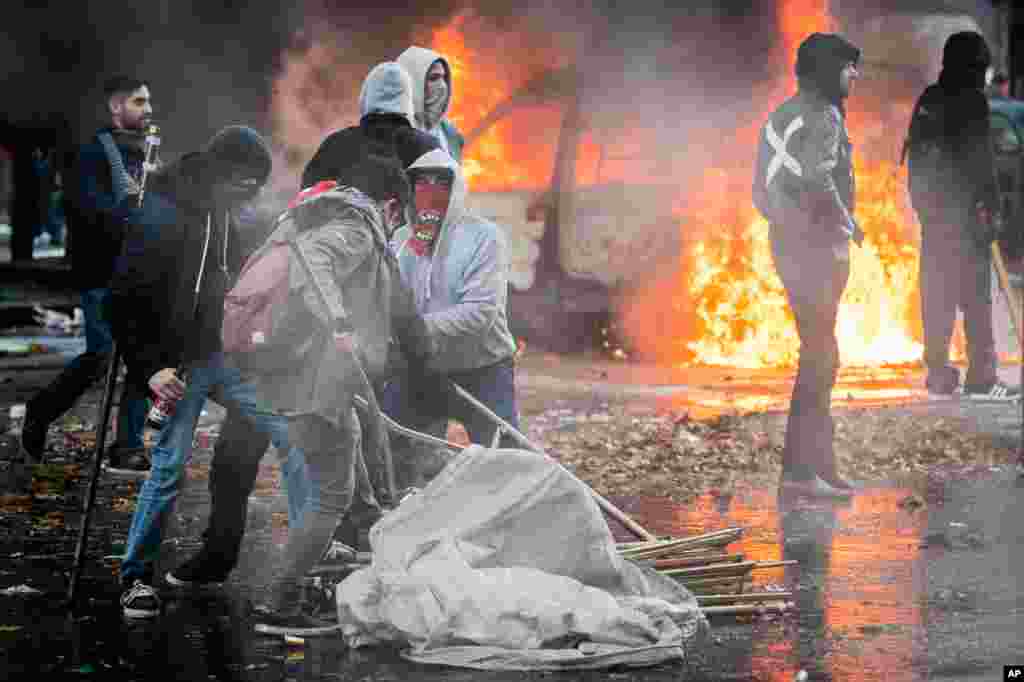 Tens of thousands of demonstrators protest government policies that will extend the pension age, cut wages and public services, Brussels, Belgium, Nov. 6, 2014. 