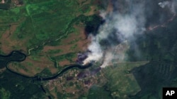 Esta imagen por satélite publicada por Planet Labs PBC muestra incendios cerca de la localidad de Krasnooktyabrskoe en la región rusa de Kursk, el martes 20 de agosto de 2024. 