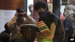 Un manifestante de "Ocupemos" dentro de las oficinas de un banco en San Francisco, en noviembre del año pasado.