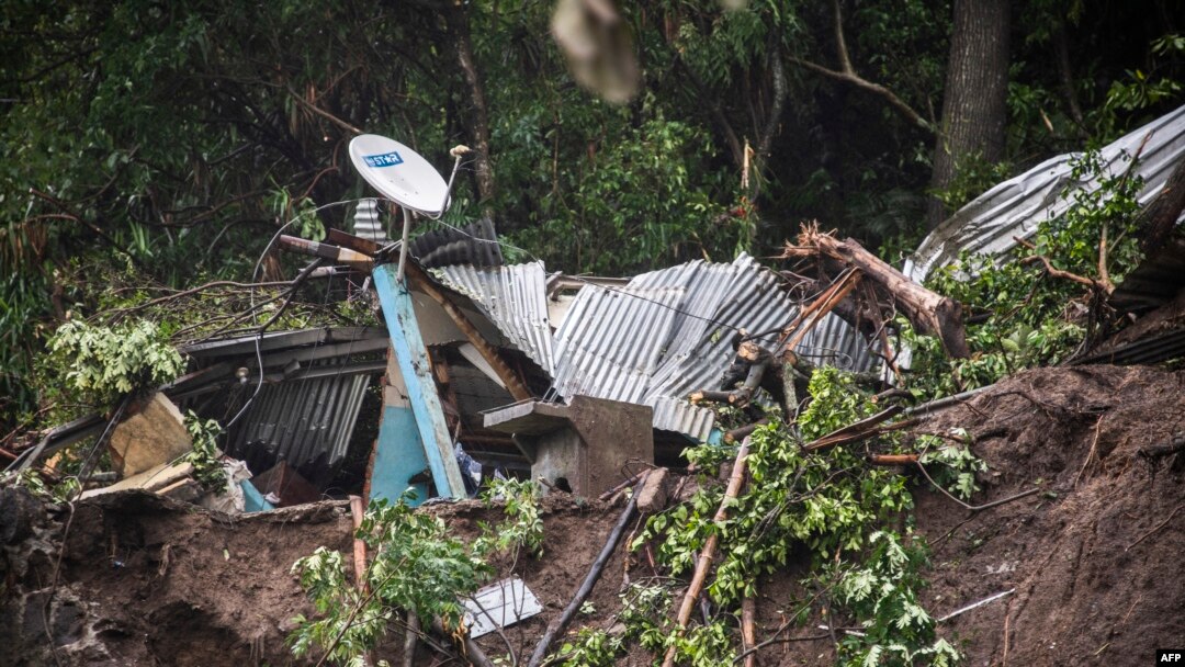 Sebuah rumah yang hancur tertimbun tanah longsor, mengubur tujuh anggota keluarga Salamanca Melara akibat hujan lebat yang dipicu oleh Badai Tropis Cristobal, di Santo Tomas, San Salvador selatan, 4 Juni 2020.
