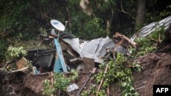 Sebuah rumah yang hancur tertimbun tanah longsor, mengubur tujuh anggota keluarga Salamanca Melara akibat hujan lebat yang dipicu oleh Badai Tropis Cristobal, di Santo Tomas, San Salvador selatan, 4 Juni 2020.
