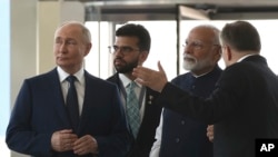 El presidente de Rusia, Vladimir Putin, a la izquierda, y el primer ministro de India, Narendra Modi, a la derecha, visitan una exposición sobre tecnología nuclear en el espacio en Moscú, Rusia, el 9 de julio de 2024.