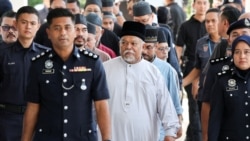 CEO Global Ikhwan Services and Business Holdings (GISB) Nasiruddin Mohd Ali tiba di pengadilan Selayang untuk menghadiri sidang pembacaan dakwaan, di Selayang, Malaysia, Rabu, 23 Oktober 2024. (Foto: Hasnoor Hussain/Reuters)