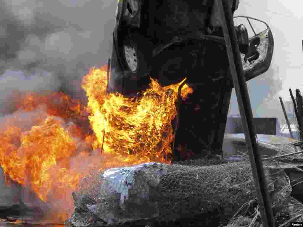 A vehicle burns at the scene of a car bomb attack in Baghdad&#39;s Kadhimiyah district, August 15, 2013. 