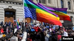 Demonstran berkumpul di Monument Circle, Indianapolis, Indiana, untuk memrotes sebuah RUU kebebasan beragama yang kontroversial.