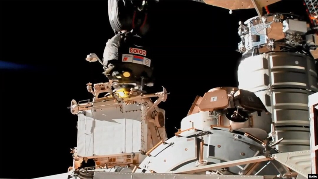 Wahana antariksa Soyuz MS-09 tampak dalam gambar beberapa saat setelah bergandengan dengan modul stasiun antariksa Rassvet.
