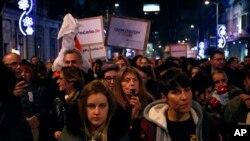 Warga berbaris dalam unjuk rasa untuk memprotes Presiden Aleksandar Vucic di Beograd, Serbia, Sabtu, 22 Desember 2018 (foto: AP Photo/Darko Vojinovic)