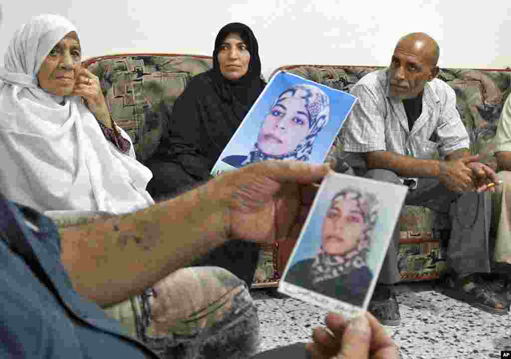 Sameh al-Bis, father of Palestinian prisoner Wafa al-Bis, shows a picture of his daughter, while gathering with relatives and friends at their family home in Beit Lahiya, northern Gaza Strip, October 12, 2011. (AP)