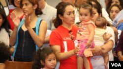 Si están en el país podrán recibir la "Green card" tan pronto como en cuatro meses.[Foto: Mitzi Macias, VOA].