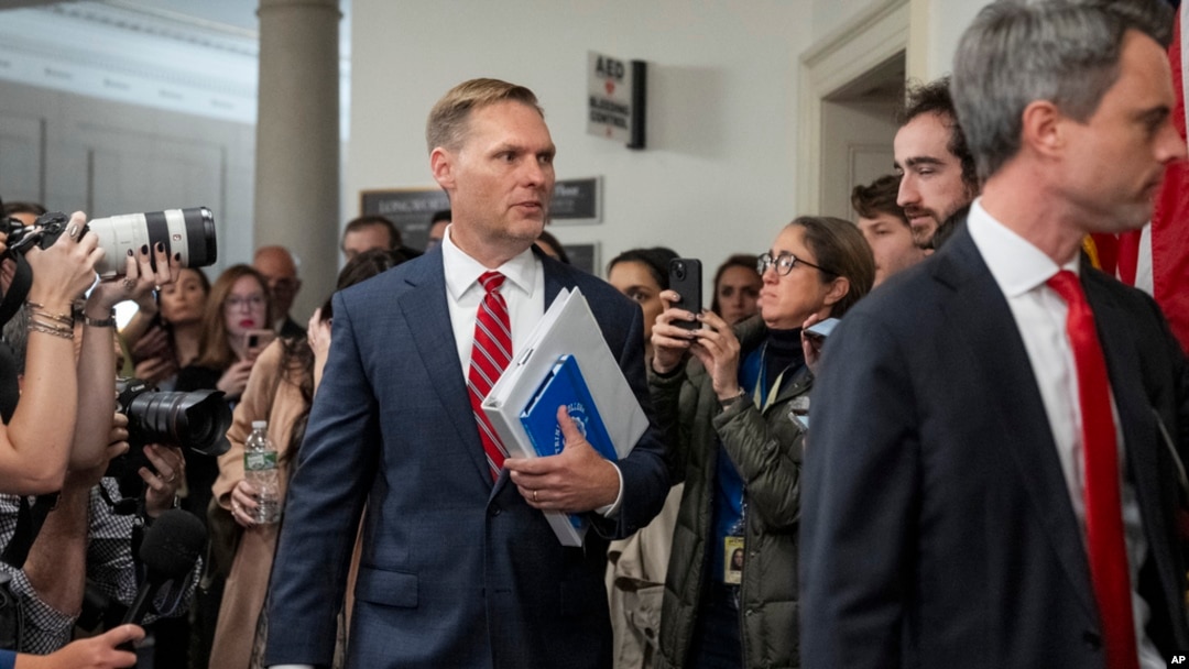 Predstavnik predsjedavajućeg Etičkog odbora Predstavničkog doma, Michael Guest, u sredini, stiže na sastanak Etičkog odbora Predstavničkog doma na Capitol Hillu u Washingtonu, 20. novembra 2024. godine.