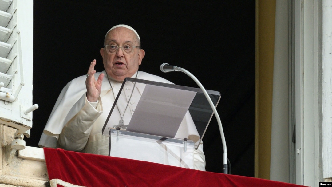El Papa Francisco dirige la oración del Ángelus desde su ventana en el Vaticano, tras el alto el fuego entre Israel y Hamás, el 19 de enero de 2025.