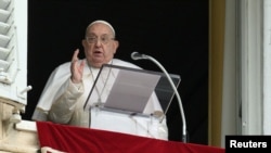 El Papa Francisco dirige la oración del Ángelus desde su ventana en el Vaticano, tras el alto el fuego entre Israel y Hamás, el 19 de enero de 2025.