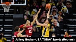 Luka Garza (55, Iowa Hawkeyes) šutira na koš preko igrača Indiana Hoosiersa, 21.01.2021.