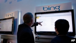 Pengunjung tengah mengamati layar yang disajikan di anjungan Microsoft yang menghadirkan produk "Bing" dalam sebuah pameran elektronik di Las Vegas (Foto: dok).