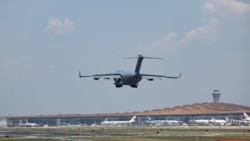 2026년 5월 11일 도널드 트럼프 미국 대통령의 중국 국빈 방문을 앞두고 미 공군 C-17A 글로브마스터 III 수송기가 중국 베이징의 베이징 수도 국제공항에 착륙하고 있다.
