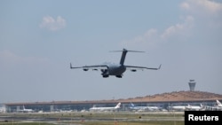 2026년 5월 11일 도널드 트럼프 미국 대통령의 중국 국빈 방문을 앞두고 미 공군 C-17A 글로브마스터 III 수송기가 중국 베이징의 베이징 수도 국제공항에 착륙하고 있다.