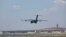 2026년 5월 11일 도널드 트럼프 미국 대통령의 중국 국빈 방문을 앞두고 미 공군 C-17A 글로브마스터 III 수송기가 중국 베이징의 베이징 수도 국제공항에 착륙하고 있다.