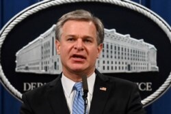 El director del FBI, Christopher Wray, anuncia en conferencia de prensa que militantes de ISIS arribarán en EE. UU. para ser sometidos a juicio por su presunta participación en el asesinato de rehenes occidentales. Oct. 7 de 2020.