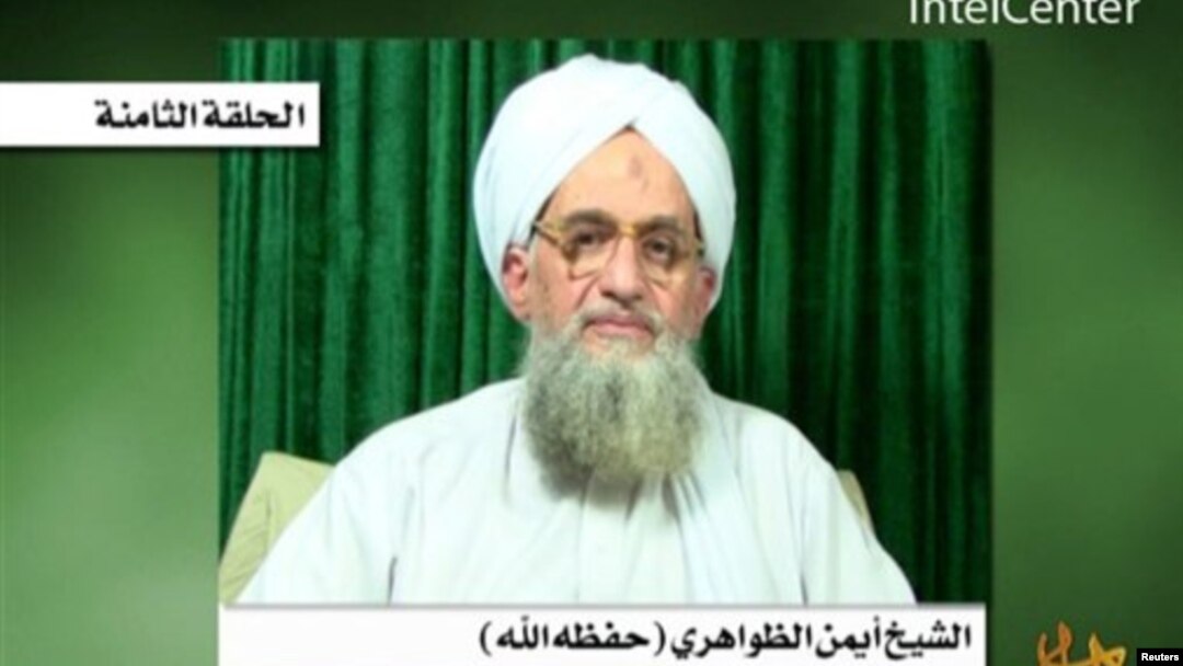 Foto yang diambil dari situs militan dan dirilis oleh IntelCenter ini menggambarkan pemimpin al-Qaida, Ayman al-Zawahiri sedang mengumumkan penyanderaan Warren Weinstein (Foto: dok).