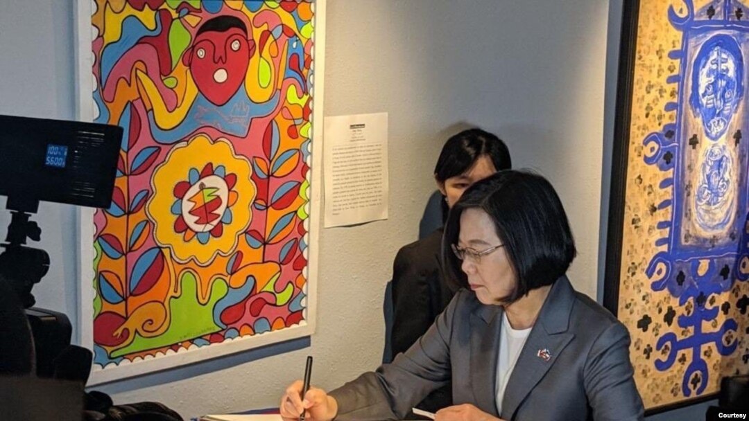 Taiwan’s President Tsai Ing-wen signs the guest book during her visit to the Musée de Panthéon Nationale, in Port au Prince, Haiti, July 13, 2019. (@jovenelmoise Twitter)