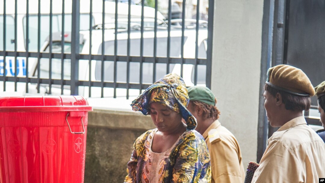 Seorang perempuan mencuci tangannya dengan air berklorin di RS Connaught, Sierra Leone.