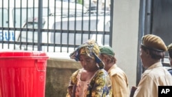 Seorang perempuan mencuci tangannya dengan air berklorin di RS Connaught, Sierra Leone.