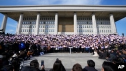 4일 한국 국회의사당에서 야당 국회의원들이 윤석열 대통령 탄핵에 관련된 집회를 벌이고 있다.