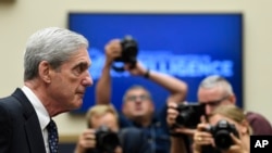 Former Special Counsel Robert Mueller returns to the witness table following a break in his testimony before the House Intelligence Committee on Capitol Hill, July 24, 2019. 
